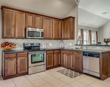 203 Cedar Creek Drive - Photo Thumbnail 7