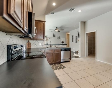 203 Cedar Creek Drive - Photo Thumbnail 9
