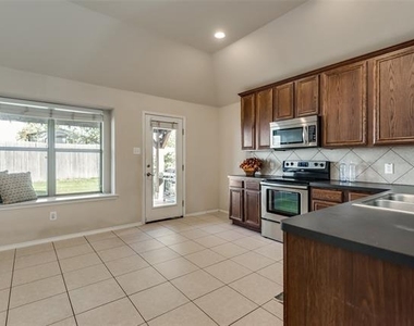 203 Cedar Creek Drive - Photo Thumbnail 6