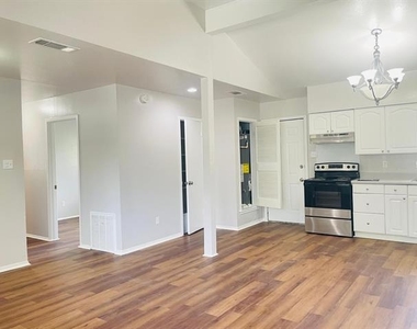 1905 Brookview Drive - Photo Thumbnail 5