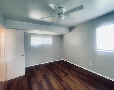 1905 Brookview Drive - Photo Thumbnail 3