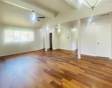1905 Brookview Drive - Photo Thumbnail 2