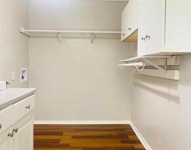 1905 Brookview Drive - Photo Thumbnail 8