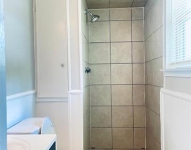 1905 Brookview Drive - Photo Thumbnail 7