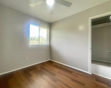 1905 Brookview Drive - Photo Thumbnail 4