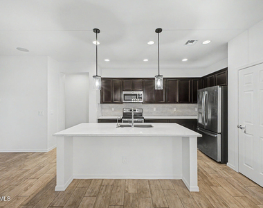 1360 W Joshua Tree Avenue - Photo Thumbnail 12