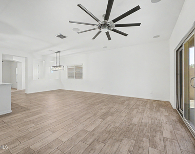 1360 W Joshua Tree Avenue - Photo Thumbnail 8