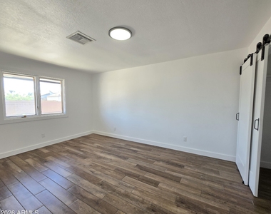 1731 E Redfield Road - Photo Thumbnail 10