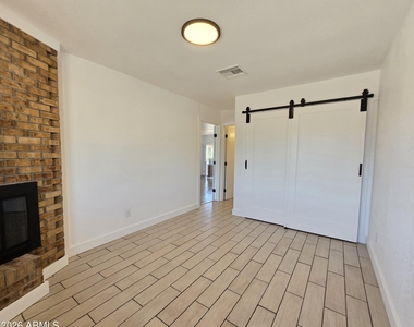 1731 E Redfield Road - Photo Thumbnail 8