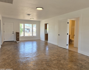 1731 E Redfield Road - Photo Thumbnail 6