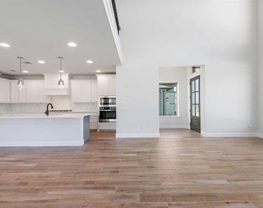 533 Banks Street - Photo Thumbnail 6