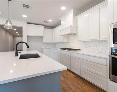 533 Banks Street - Photo Thumbnail 10