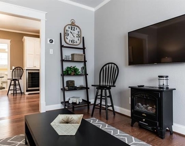 5439 Melrose Avenue - Photo Thumbnail 4
