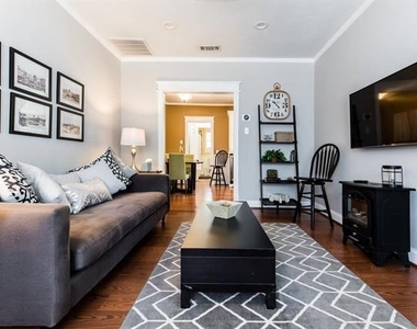 5439 Melrose Avenue - Photo Thumbnail 3