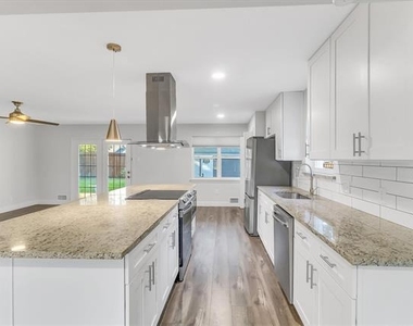 623 Greenleaf Drive - Photo Thumbnail 5