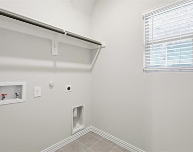 206 Goosewood Drive - Photo Thumbnail 6