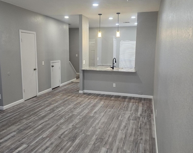 18838 N 34th Drive N - Photo Thumbnail 3