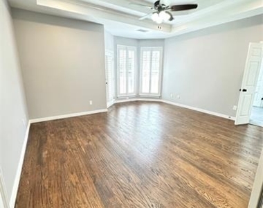 801 Heatherglen Court - Photo Thumbnail 2
