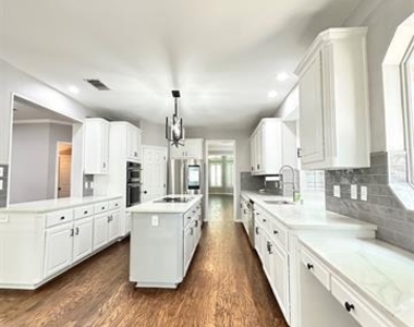 801 Heatherglen Court - Photo Thumbnail 11