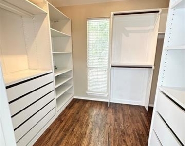 801 Heatherglen Court - Photo Thumbnail 7