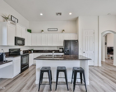 3950 N Edith Way - Photo Thumbnail 9