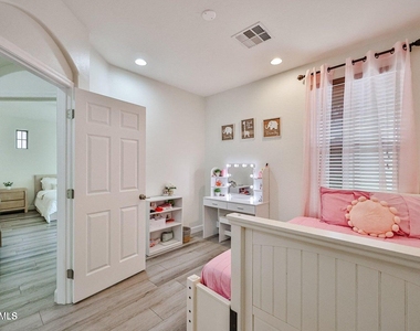 3950 N Edith Way - Photo Thumbnail 19