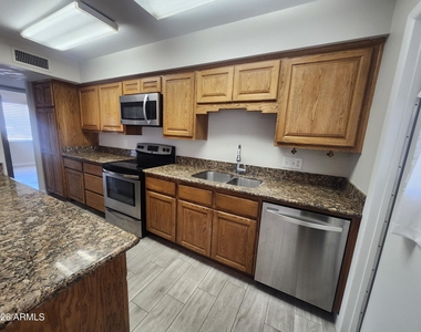 3136 W Port Au Prince Lane - Photo Thumbnail 7