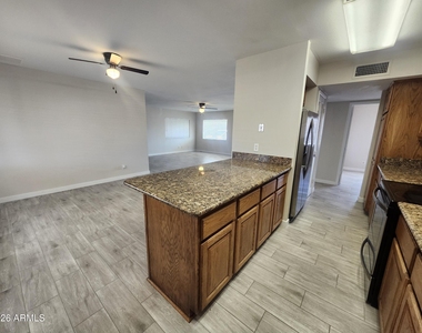 3136 W Port Au Prince Lane - Photo Thumbnail 8