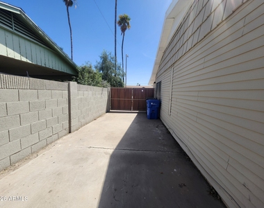 3136 W Port Au Prince Lane - Photo Thumbnail 22