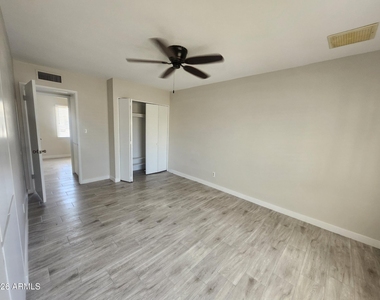 3136 W Port Au Prince Lane - Photo Thumbnail 17
