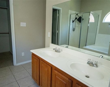 1407 Hazelwood Drive - Photo Thumbnail 7