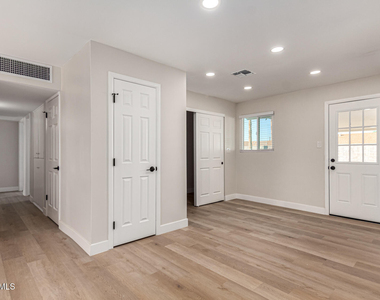 818 W Elna Rae Street - Photo Thumbnail 18