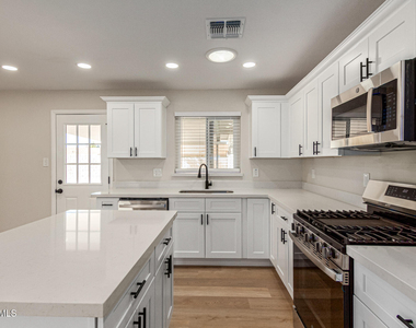 818 W Elna Rae Street - Photo Thumbnail 22