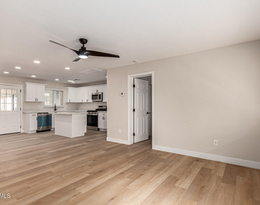 818 W Elna Rae Street - Photo Thumbnail 17