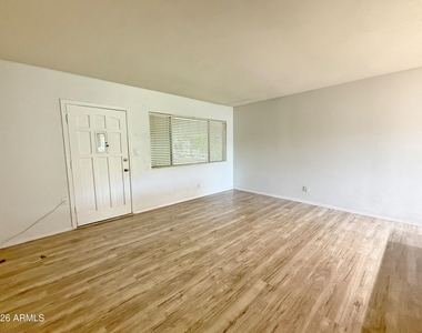 749 E Montebello Avenue - Photo Thumbnail 3