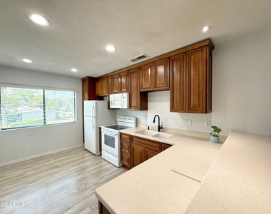 749 E Montebello Avenue - Photo Thumbnail 4