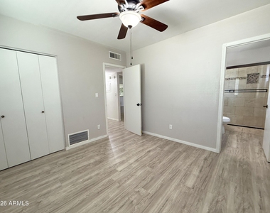 749 E Montebello Avenue - Photo Thumbnail 7