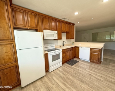 749 E Montebello Avenue - Photo Thumbnail 5