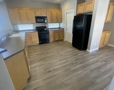 41831 N Mill Creek Way - Photo Thumbnail 3