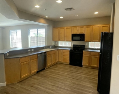 41831 N Mill Creek Way - Photo Thumbnail 2