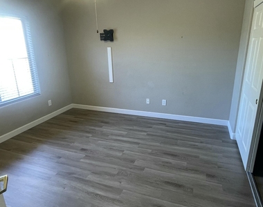 41831 N Mill Creek Way - Photo Thumbnail 8