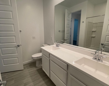 9343 W Glenrosa Avenue - Photo Thumbnail 4
