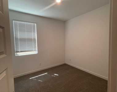 9343 W Glenrosa Avenue - Photo Thumbnail 5