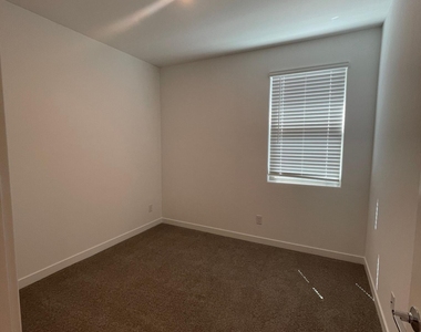 9343 W Glenrosa Avenue - Photo Thumbnail 6