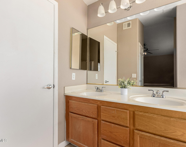 8375 W Dahlia Drive - Photo Thumbnail 11