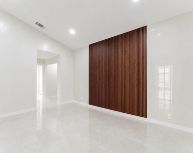 7512 Eagle Point Drive - Photo Thumbnail 8