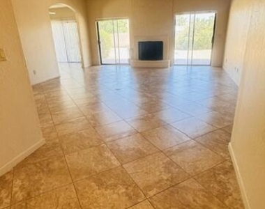 6707 E Kelton Lane - Photo Thumbnail 3