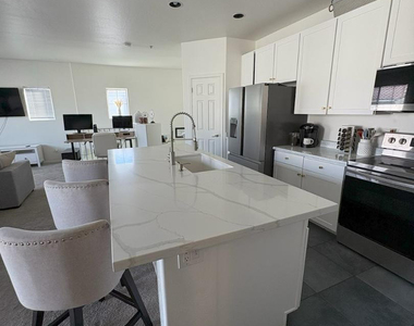 2837 E Dunbar Drive - Photo Thumbnail 4
