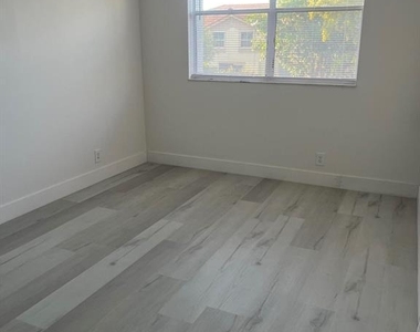 2501 Riverside Drive - Photo Thumbnail 11