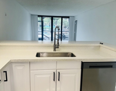 9 Royal Palm Way - Photo Thumbnail 4